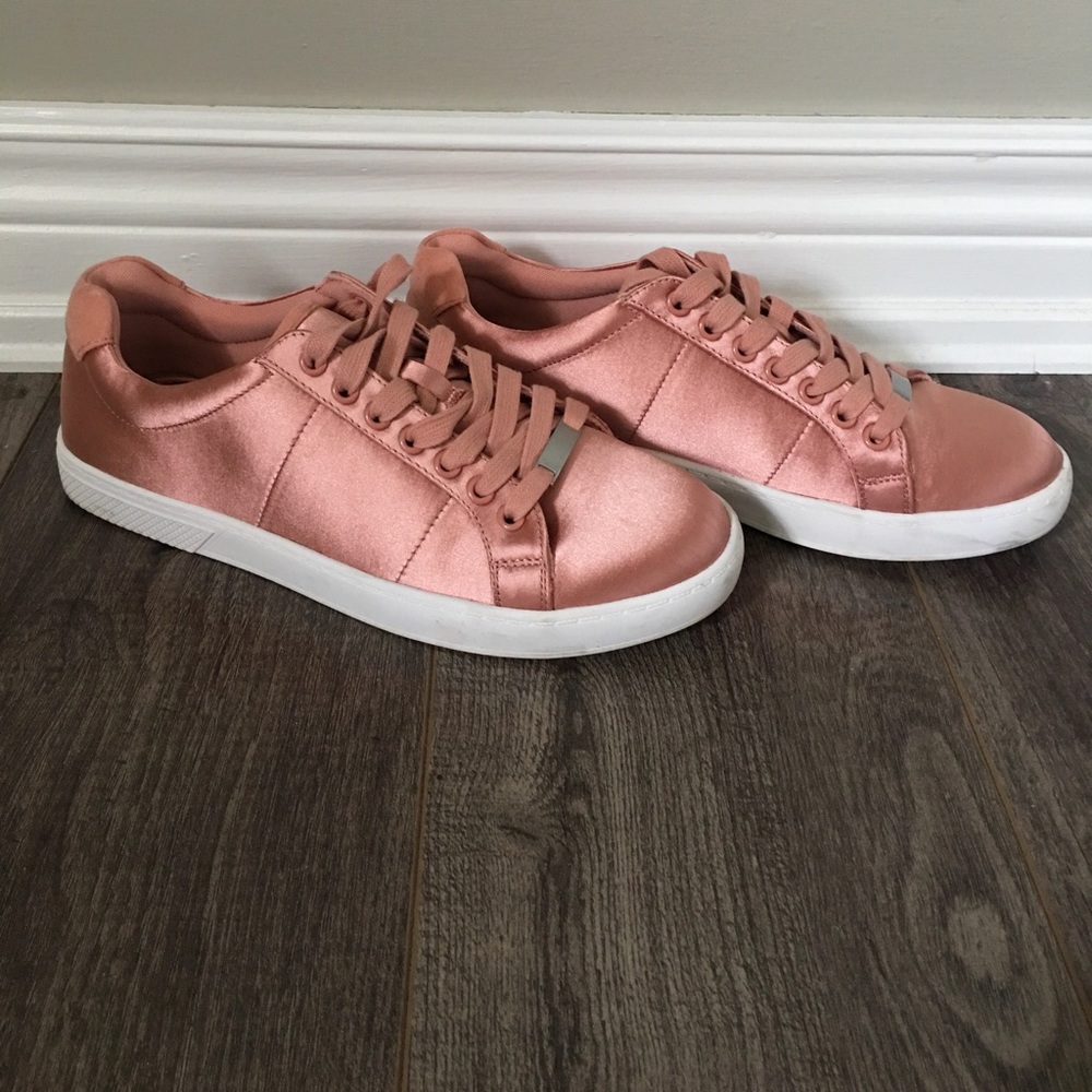 lace up sneaker / skate shoe